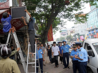 Hà Nội quyết liệt tháo dỡ biển quảng cáo trái phép trước ngày 3/9